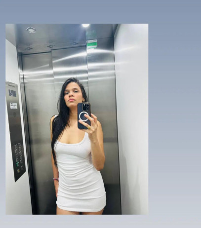 andrea-traviesa-y-juguetona-big-0