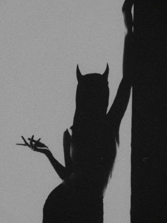 ven-a-nuestra-plaza-buscamos-chicas-guapas-big-2