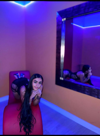 elegante-y-muy-sensual-joven-en-marbella-big-1