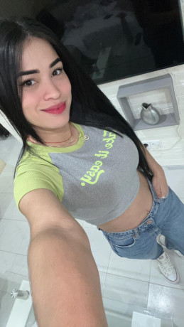 latina-traviesa-y-juguetona-big-0